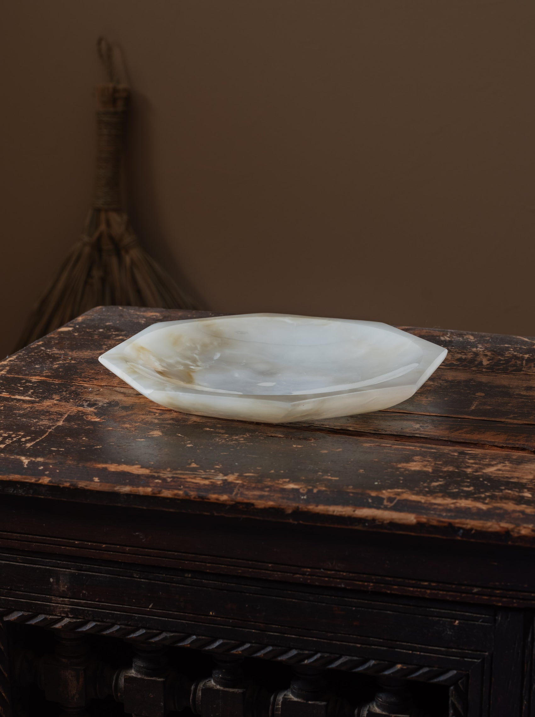 Medium octagonal white agate plate